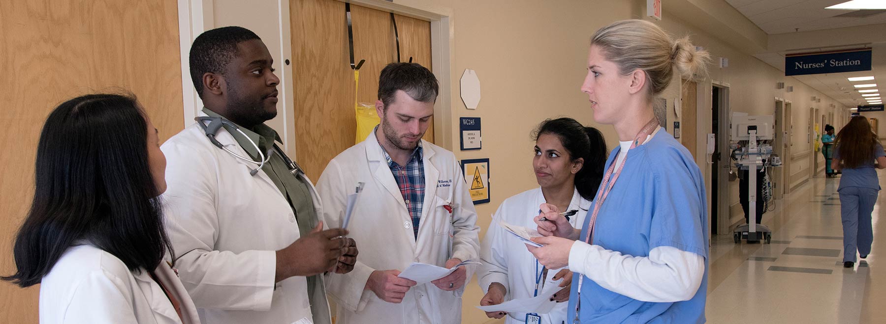 Residents making rounds with School of Medicine faculty